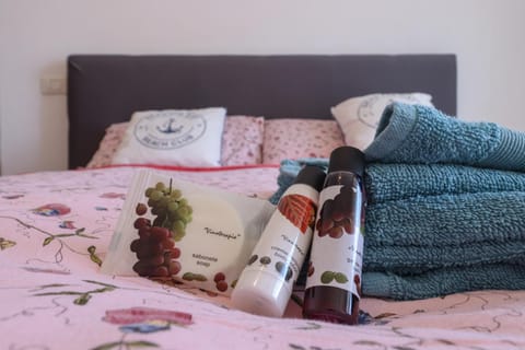 Spring, Bed, Day, Night, Winter, Summer, Balcony/Terrace, Balcony/Terrace, Photo of the whole room, Decorative detail, Decorative detail, Bedroom, Autumn, Seasons, Time of day, Location, Sunrise, Sunset, internet, internet, towels, air conditioner, air conditioner