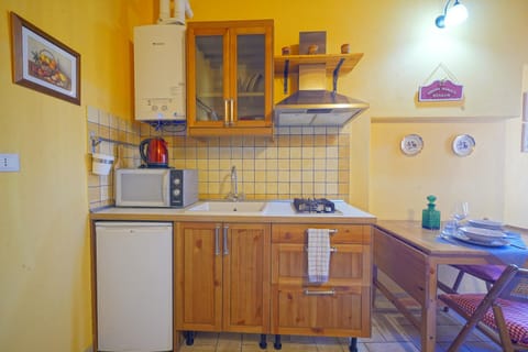 Kitchen or kitchenette, Dining area, minibar, stove