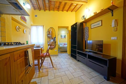 TV and multimedia, Kitchen or kitchenette, Dining area, stove