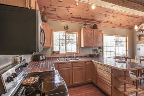 Wanderlust Cabin Cabin in North Lawrence