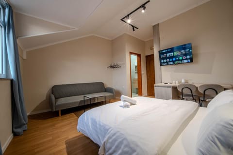 Bed, TV and multimedia, Photo of the whole room, Seating area, towels