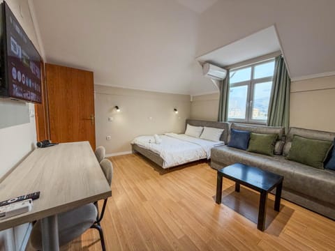 Bed, TV and multimedia, Photo of the whole room, Bedroom