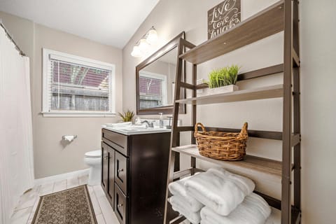 3 Bedroom Home The Neighborhood Spot desks in 2 rooms high speed Internet wifi Kick Back & Relax close to Houston Hobby Airport 5 star superhost House in Pasadena