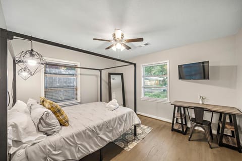 3 Bedroom Home The Neighborhood Spot desks in 2 rooms high speed Internet wifi Kick Back & Relax close to Houston Hobby Airport 5 star superhost House in Pasadena