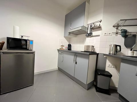 Coffee/tea facilities, Kitchen or kitchenette, stove, toaster