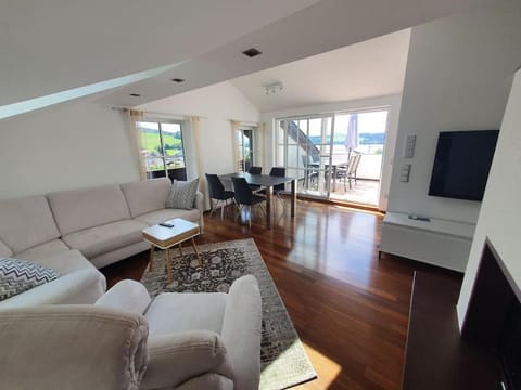 Communal lounge/ TV room, TV and multimedia, Living room, Seating area, Evening entertainment