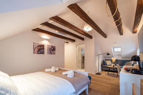 Bed, Photo of the whole room, Seating area