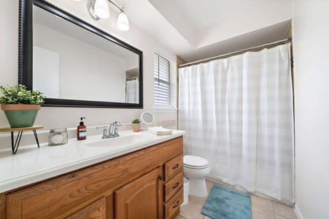 Covered Back Patio Covered Parking Game Room WIFI Smart TV's every room Washer & Dryer House in Pasadena