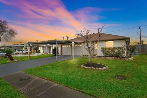 Covered Back Patio Covered Parking Game Room WIFI Smart TV's every room Washer & Dryer House in Pasadena
