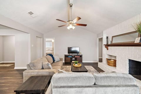 Large South Houston gem with covered patio seating House in Pearland