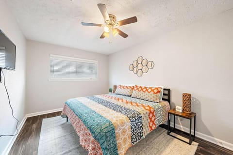 Large South Houston gem with covered patio seating House in Pearland