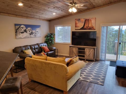 Thunder Ridge Loft House in Lead