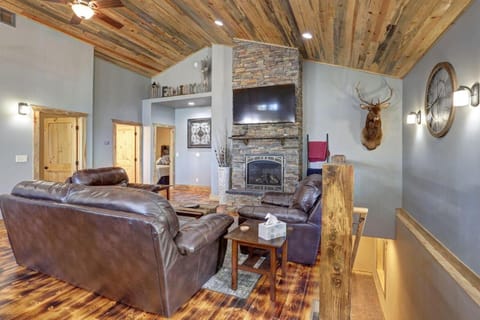 Whiskey Barrel Cabin Cabin in Lead