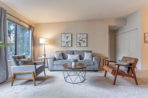 Tranquil Apt 2 King Suites Pet Friendly near DT Bellevue Apartment in Bellevue