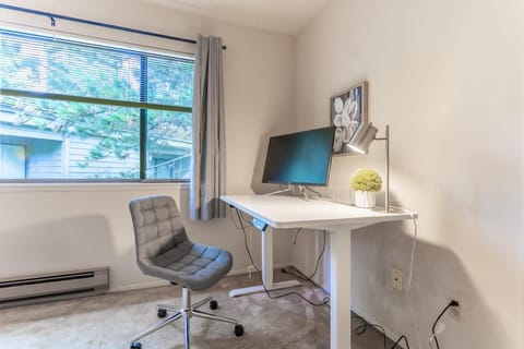 Tranquil Apt 2 King Suites Pet Friendly near DT Bellevue Apartment in Bellevue