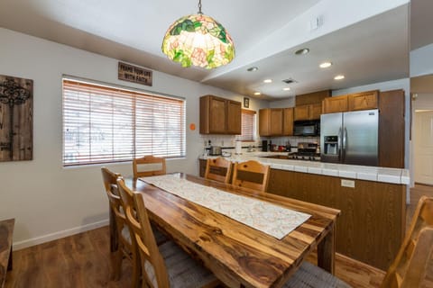 Seating area, Dining area, Communal kitchen