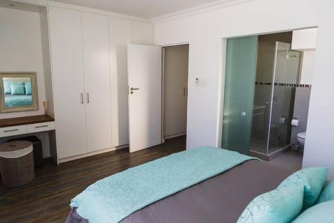 Sea Point 2-Bed Close to Beach and Cafes Apartment in Sea Point