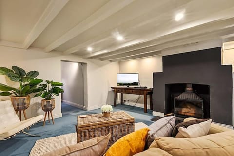 Blackwood Tree Cottage Heritage Listed Evandale House in Evandale