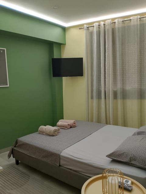 Bed, TV and multimedia, Bedroom