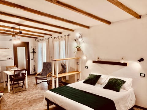 Bed, Photo of the whole room, Seating area, Dining area