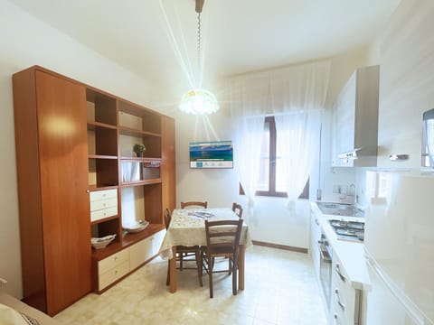 TV and multimedia, Kitchen or kitchenette, Living room, Seating area, Dining area