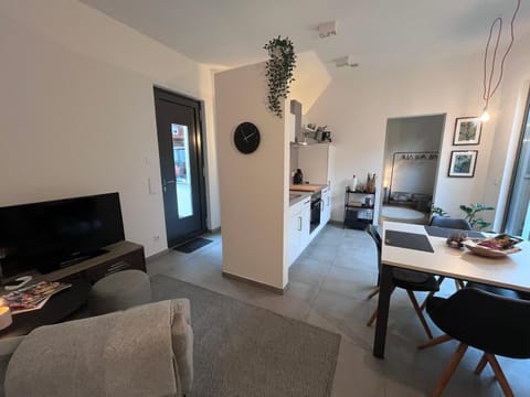 Facade/entrance, TV and multimedia, Dining area, kitchen