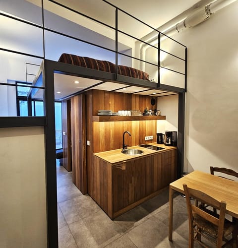 Kitchen or kitchenette, Dining area
