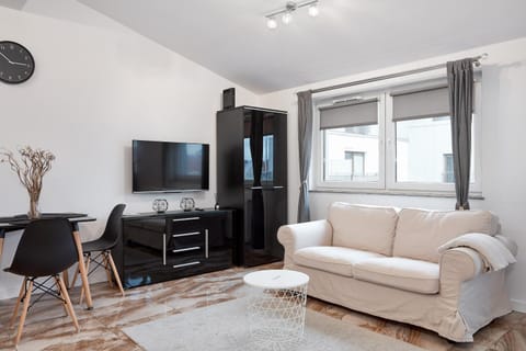 Communal lounge/ TV room, TV and multimedia, Living room, Seating area, Dining area, Evening entertainment