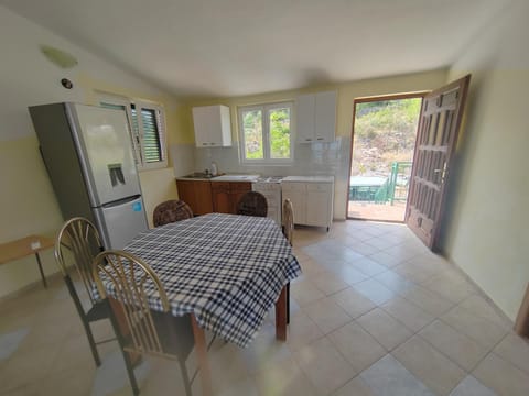 Seating area, Dining area, oven, kitchen