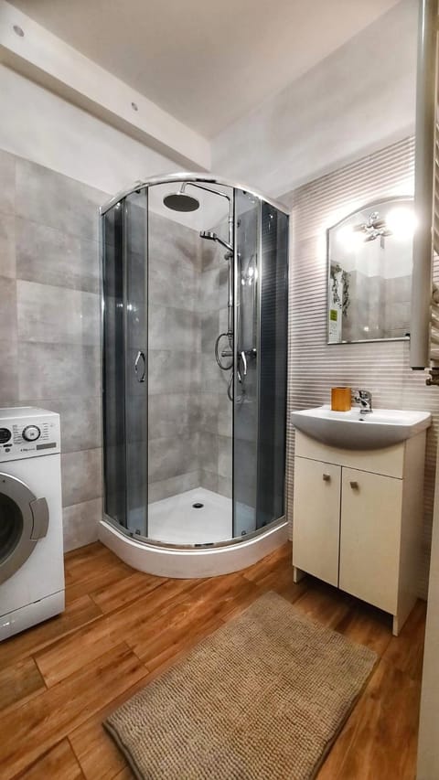 Shower, Bathroom, towels, washing machine, dryer