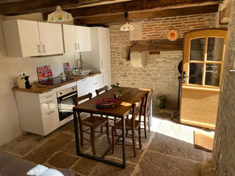 Kitchen or kitchenette, group of guests