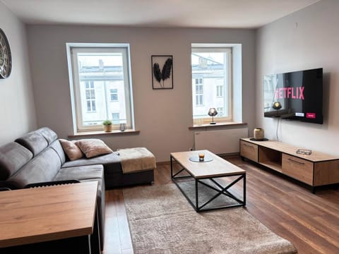 TV and multimedia, Living room, Seating area, Evening entertainment