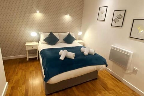 Bed, Photo of the whole room, Bedroom, internet, towels