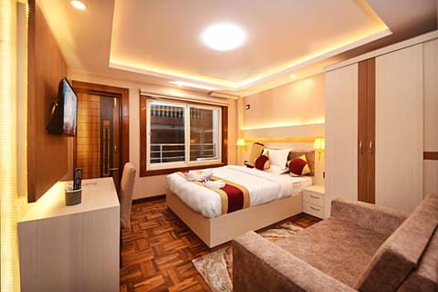Bed, TV and multimedia, Photo of the whole room, Seating area, Bedroom, towels, wardrobe
