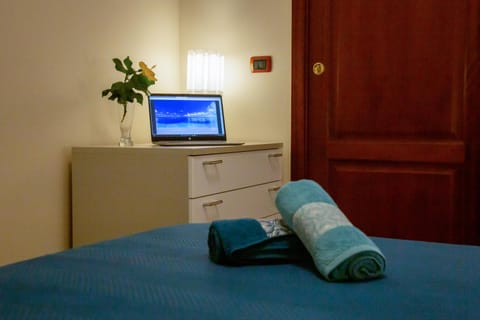 Bed, TV and multimedia, Photo of the whole room, Bedroom, towels