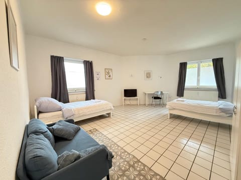 Bed, TV and multimedia, Photo of the whole room, Seating area, Bedroom