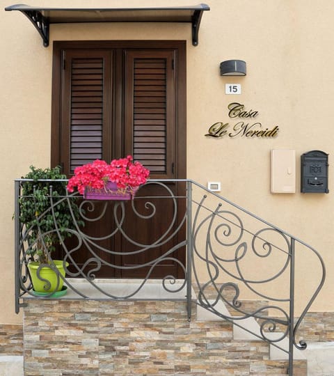 Property building, Facade/entrance, Balcony/Terrace