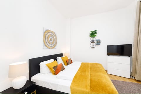 Bed, TV and multimedia, Photo of the whole room, Bedroom
