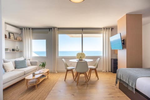 Bed, TV and multimedia, Living room, Dining area, Sea view, Sunrise, air conditioner