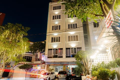 Property building, Night, Neighbourhood, City view, Street view, Location, Parking