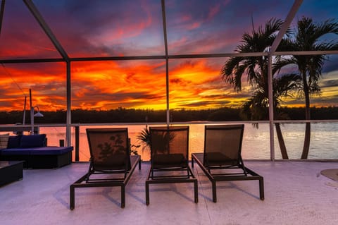 Casa Palma! Beautiful waterfront home with heated pool & dock! House in Bradenton