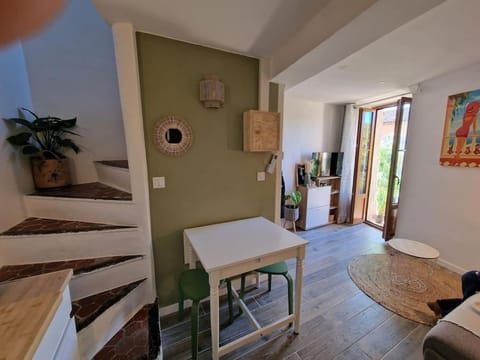 Duplex dans maison de village Apartment in Cagnes-sur-Mer
