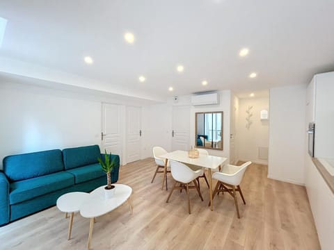 Kitchen or kitchenette, Living room, Seating area, Dining area, air conditioner