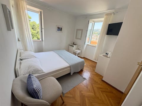 Bed, TV and multimedia, Bedroom