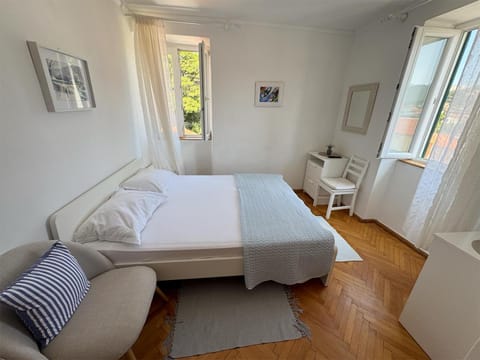 Bed, Photo of the whole room, Seating area, Bedroom