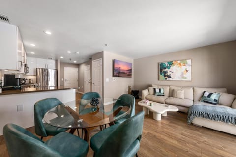 Coffee/tea facilities, Seating area, Dining area, stove