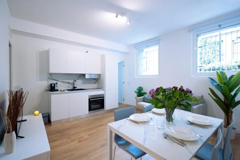 Kitchen or kitchenette, Dining area