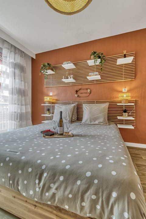 Bed, Night, Photo of the whole room, Decorative detail, cot