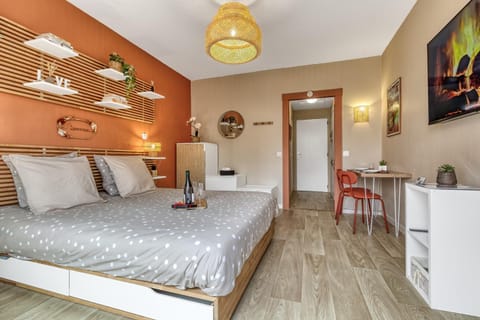 Bed, TV and multimedia, Photo of the whole room, Decorative detail, Bedroom, cot, storage