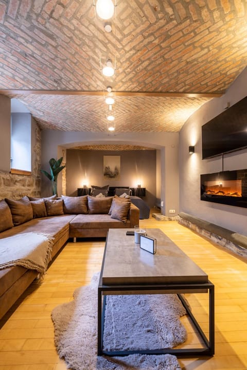 Bed, TV and multimedia, Living room, Photo of the whole room, Seating area, Bedroom